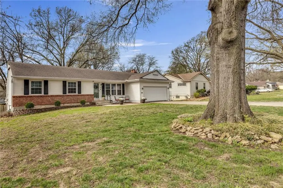 615 E 108 Terrace, Kansas City, MO 64131 - #2