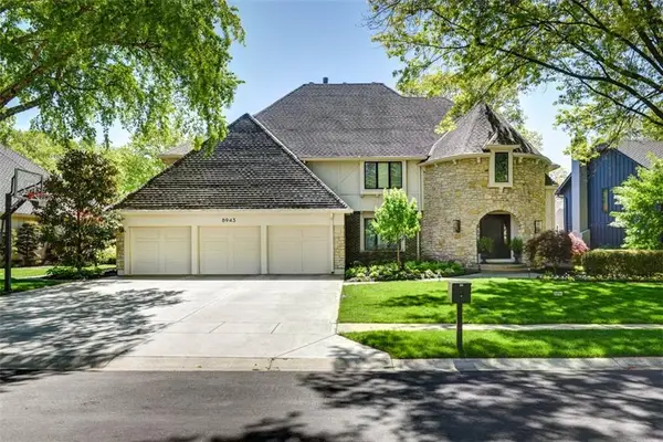 8943 Cedar Drive, Prairie Village, KS 66207