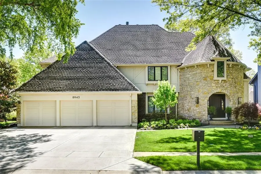 8943 Cedar Drive, Prairie Village, KS 66207 - #2