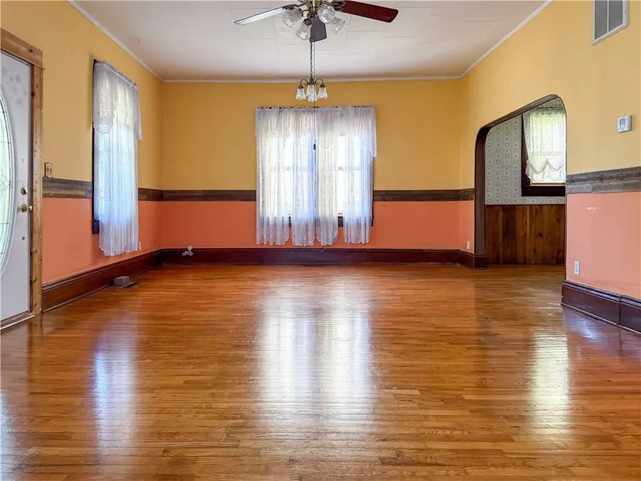 203 S Sycamore Street, Iola, KS 66749 - #3