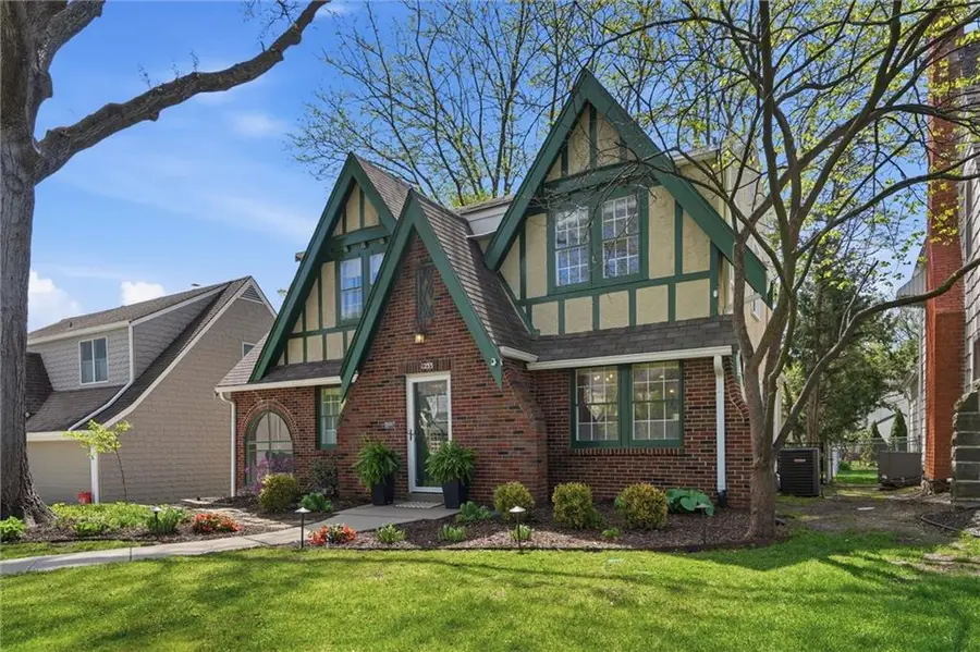 1233 W 72nd Street, Kansas City, MO 64114 - #2