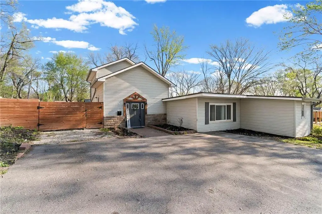 1205 SW South Avenue, Blue Springs, MO 64015 - #1