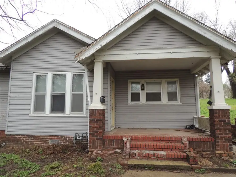 1321 S 17th Street, Saint Joseph, MO 64507 - #2