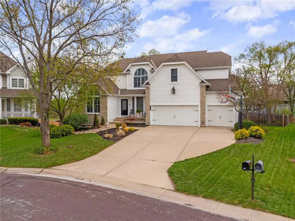 5209 W 161st Street, Stilwell, KS 66085 - #1