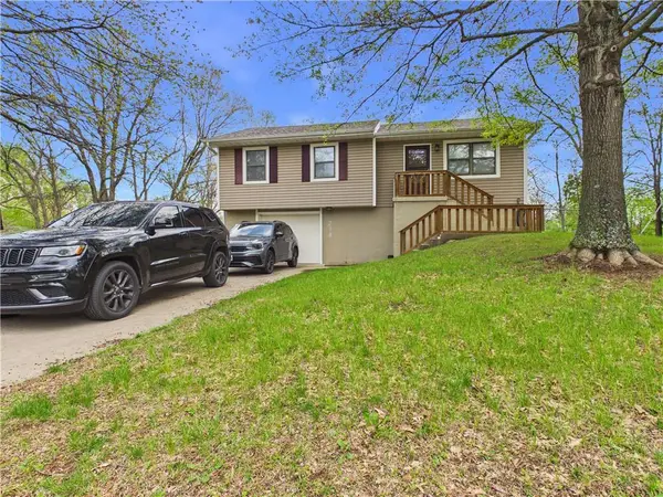 214 SE 51 Road, Warrensburg, MO 64093