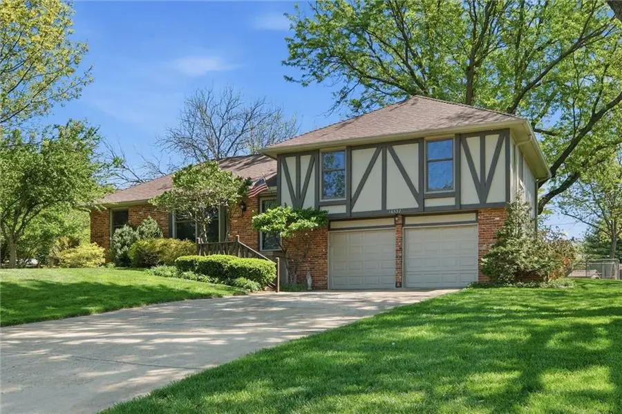 16537 Glenwood Street, Stilwell, KS 66085 - #2