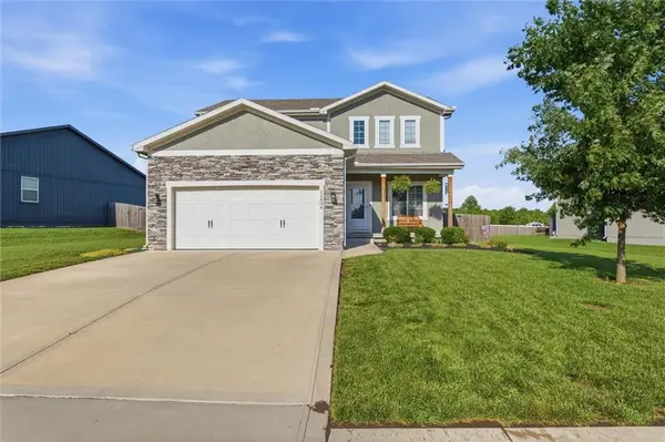 12434 Live Oak Circle, Peculiar, MO 64078