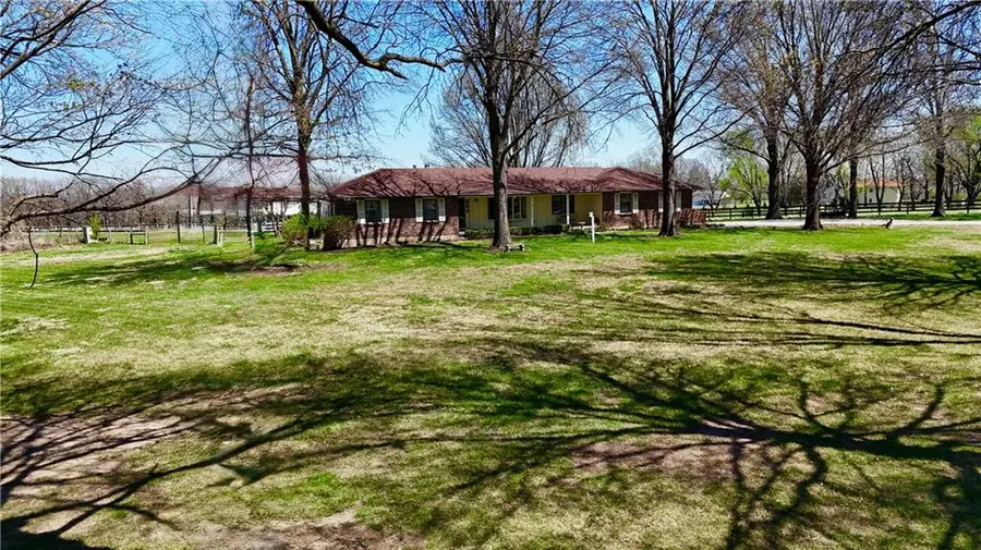 5460 W 175th Street, Stilwell, KS 66608 - #2