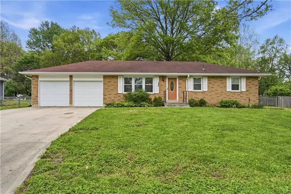 705 SW Maple Lane, Oak Grove, MO 64075