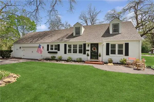 7933 Colonial Drive, Overland Park, KS 66204
