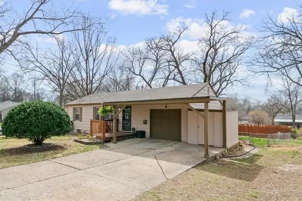 6940 Mackey Street, Overland Park, KS 66204