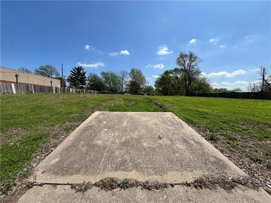 2335 S Sterling Avenue, Independence, MO 64052 - #2