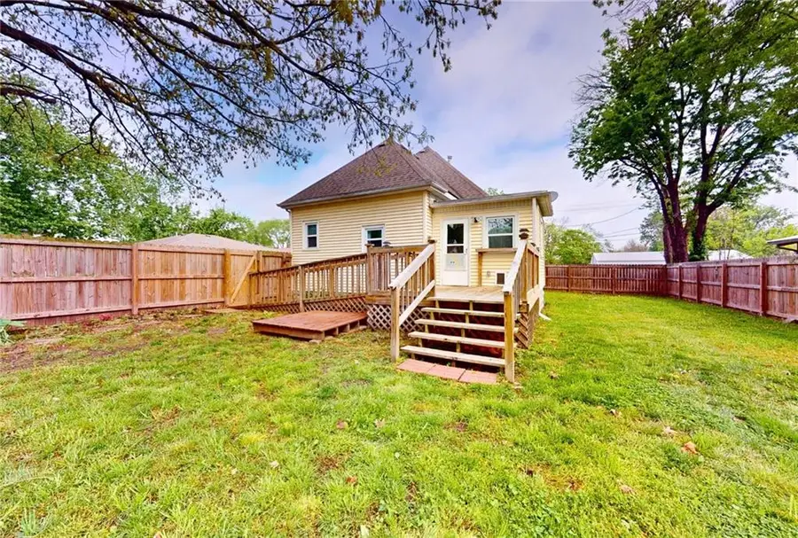 419 W Cherry Street, Nevada, MO 64772 - #3