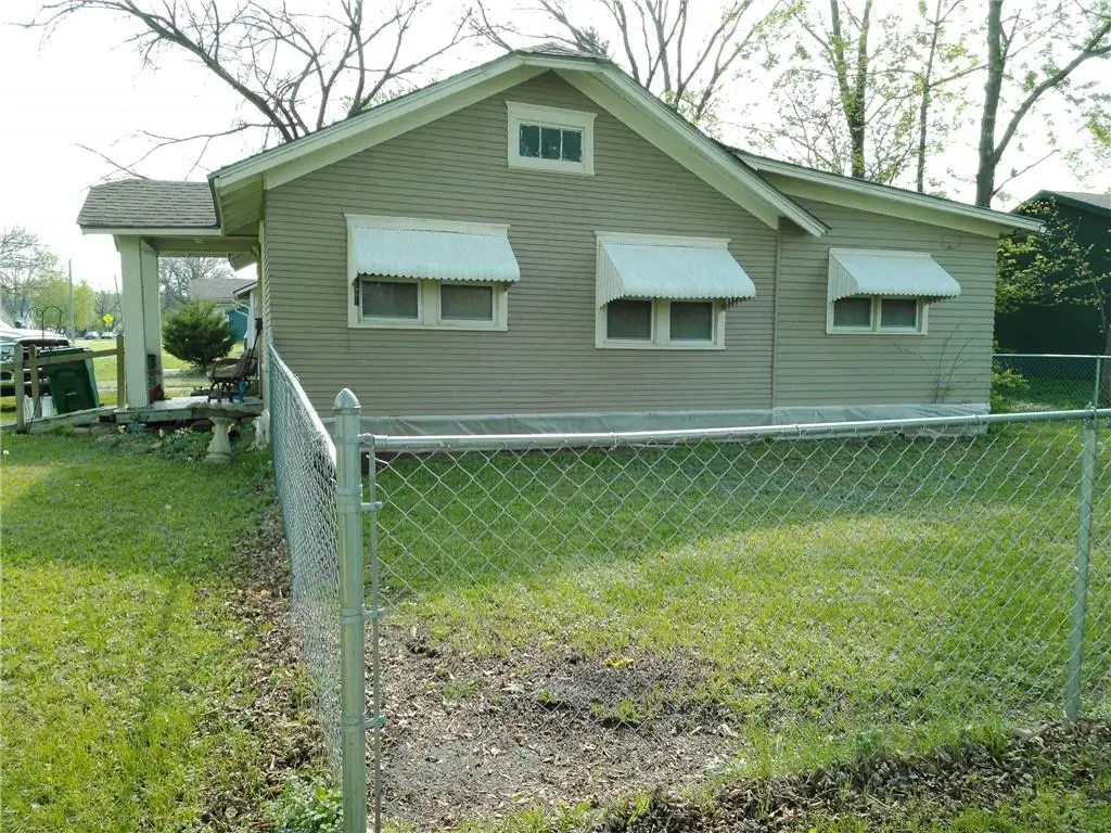 220 W 10th Street, Ottawa, KS 66067 - #1