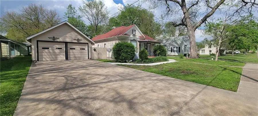 514 E Neosho Street, Iola, KS 66749 - #2