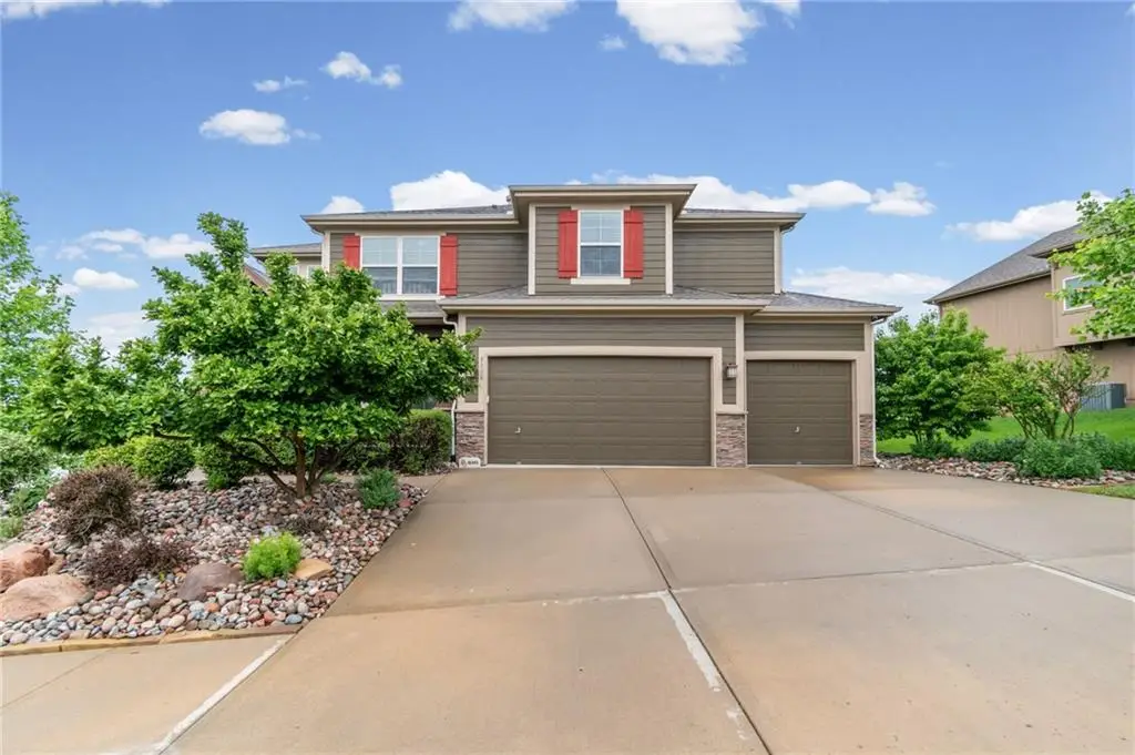 5898 S National Drive, Parkville, MO 64152 - #1