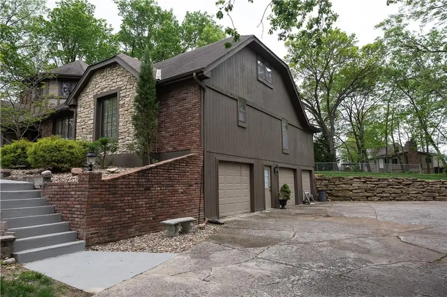 5611 NW Oak Ridge Court, Platte Woods, MO 64151 - #3