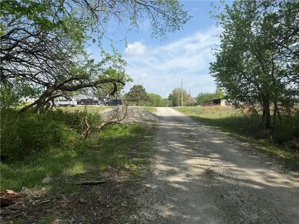 17 Black Oak Drive, Linn Valley, KS 66040