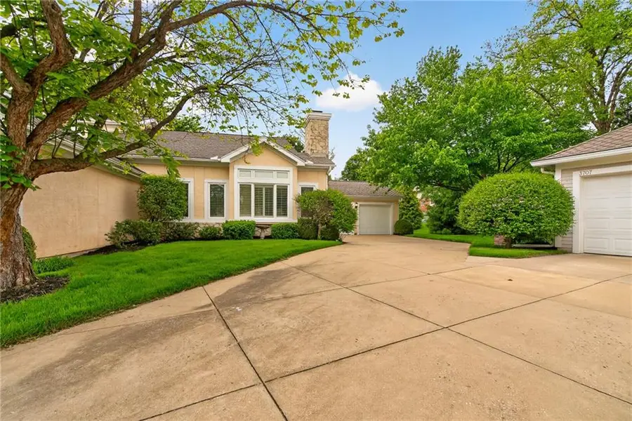 3709 Somerset Drive, Prairie Village, KS 66208 - #2