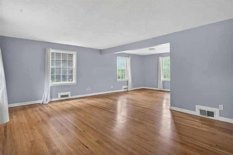 636 E 63rd Terrace, Kansas City, MO 64110 - #2