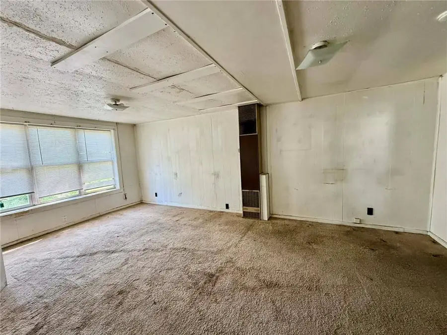 215 W 3rd Street, Tonganoxie, KS 66086 - #2