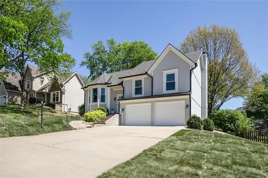 828 S Valley Drive, Lansing, KS 66043 - #2