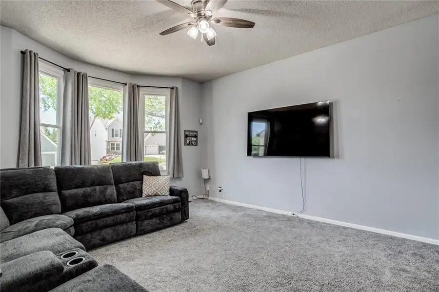 828 S Valley Drive, Lansing, KS 66043 - #3