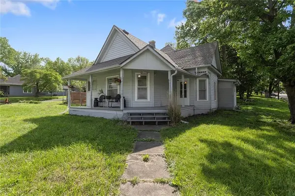 1300 SW Mitchell Street, Oak Grove, MO 64075