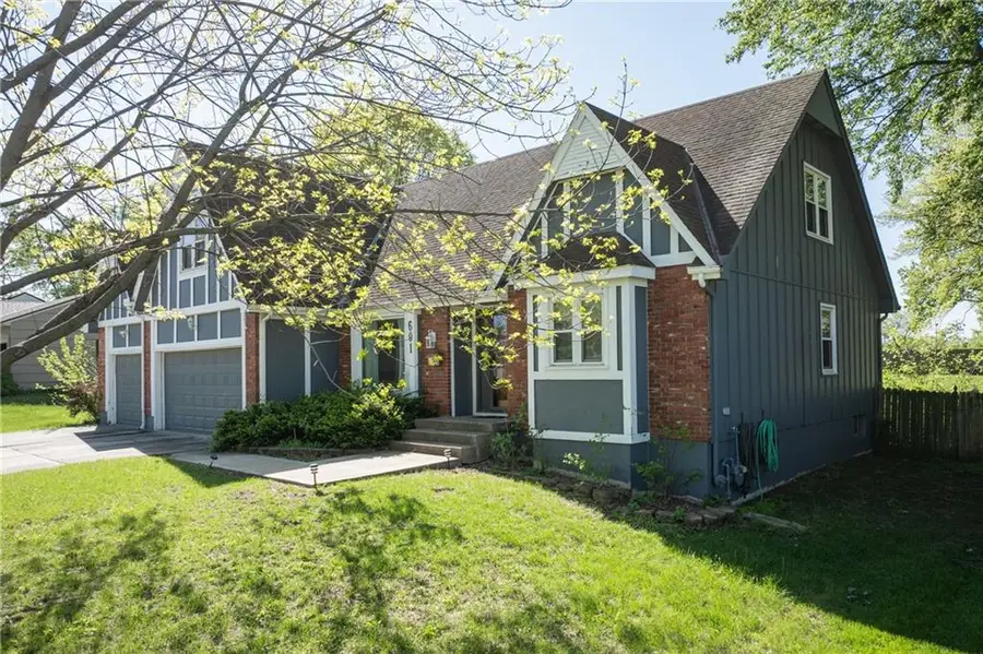 601 E 107th Terrace, Kansas City, MO 64114 - #3