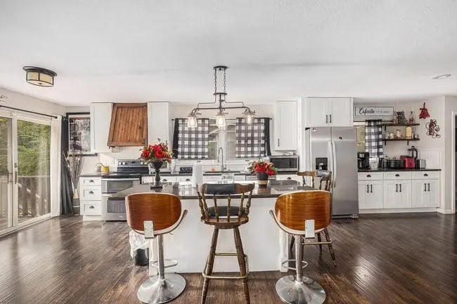 901 E 109th Terrace, Kansas City, MO 64131 - #3