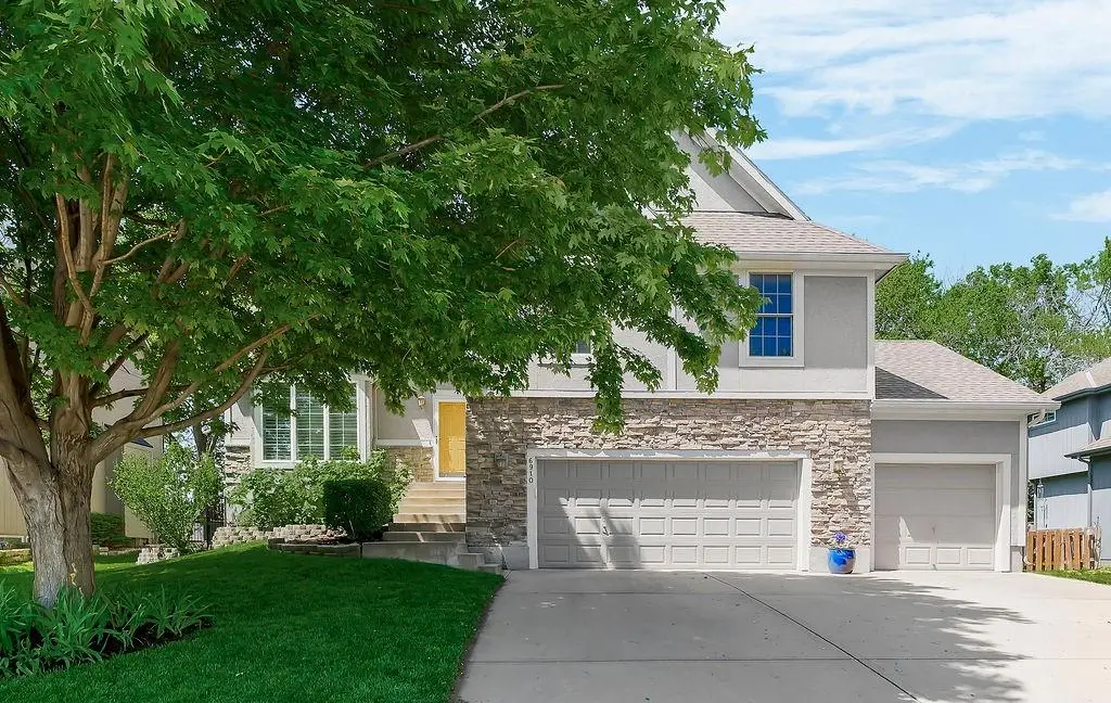 6910 Roundtree Street, Shawnee, KS 66226 - #1