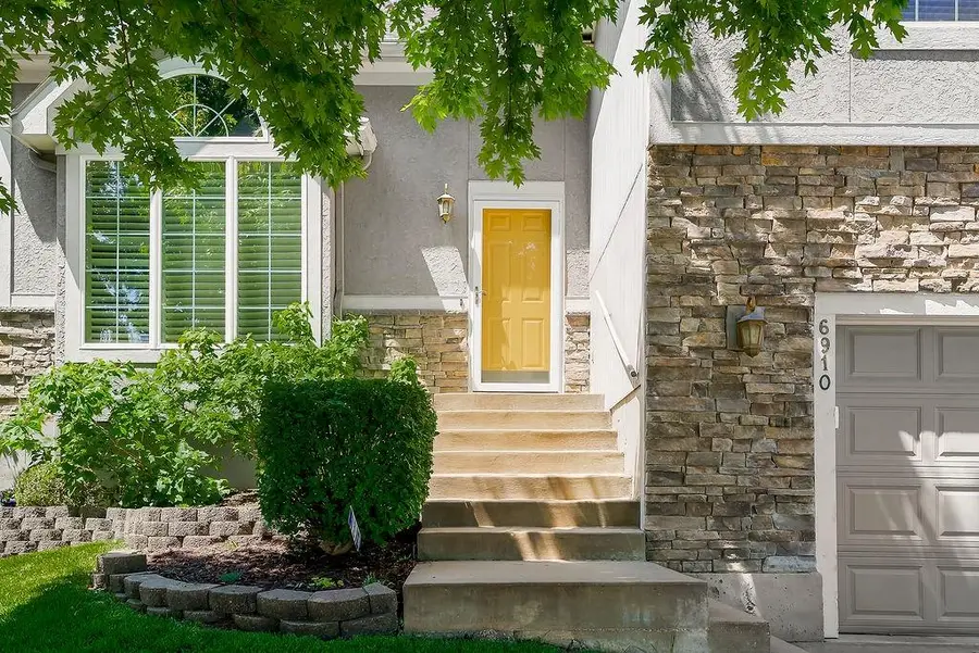 6910 Roundtree Street, Shawnee, KS 66226 - #2