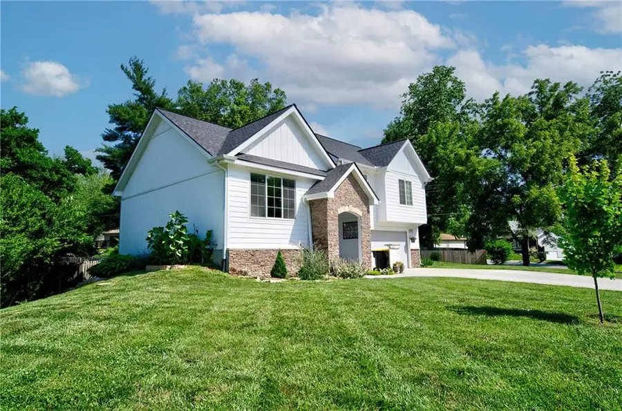 5716 NW Creekview Drive, Parkville, MO 64152 - #3