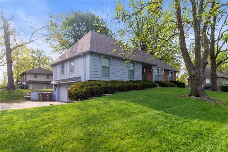 401 S Sunset Lane, Raymore, MO 64083 - #2