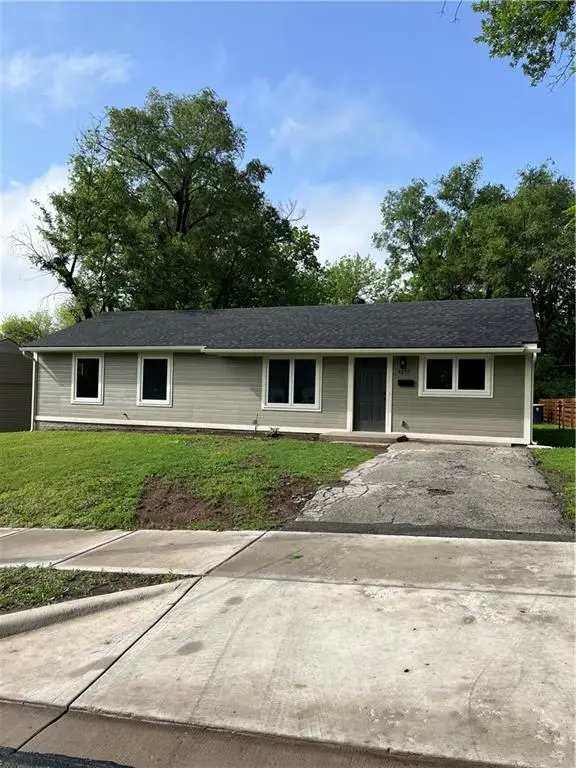 4655 E 43rd Terrace, Kansas City, MO 64130 - #1