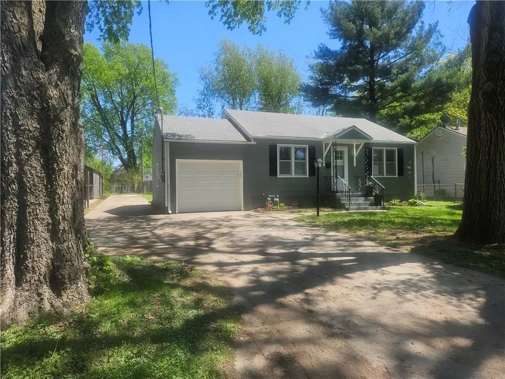 402 SW 17th Street, Blue Springs, MO 64015 - #1