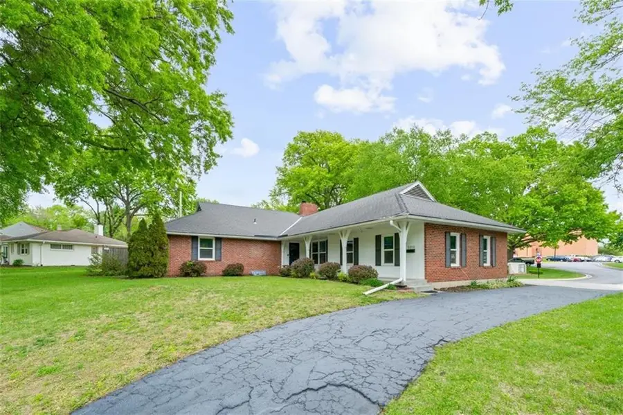 5215 Pawnee Drive, Roeland Park, KS 66205 - #2