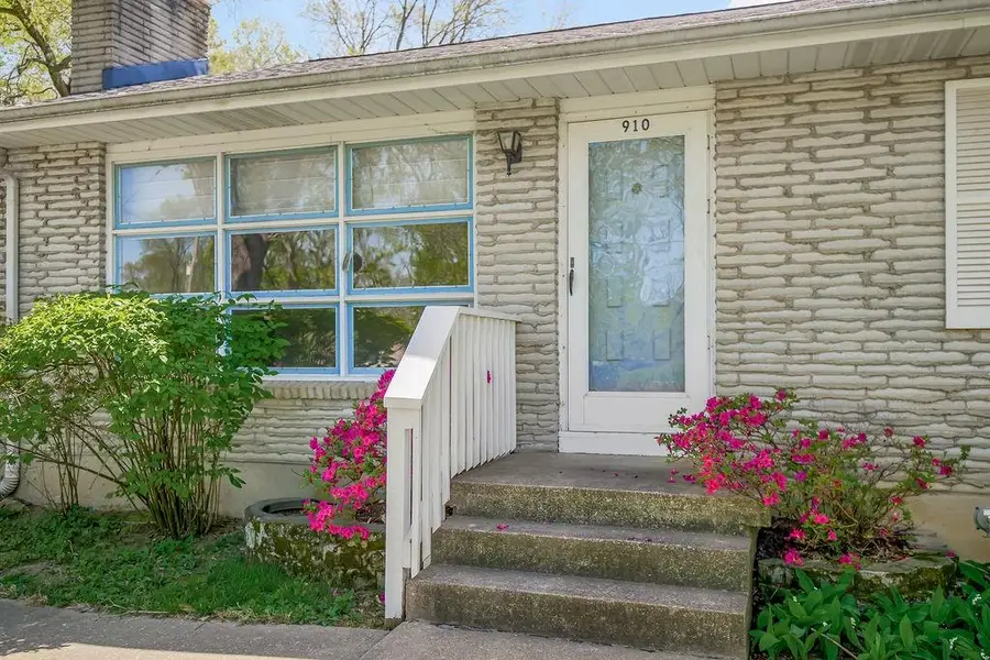 910 NW South Shore Drive, Lake Waukomis, MO 64151 - #2