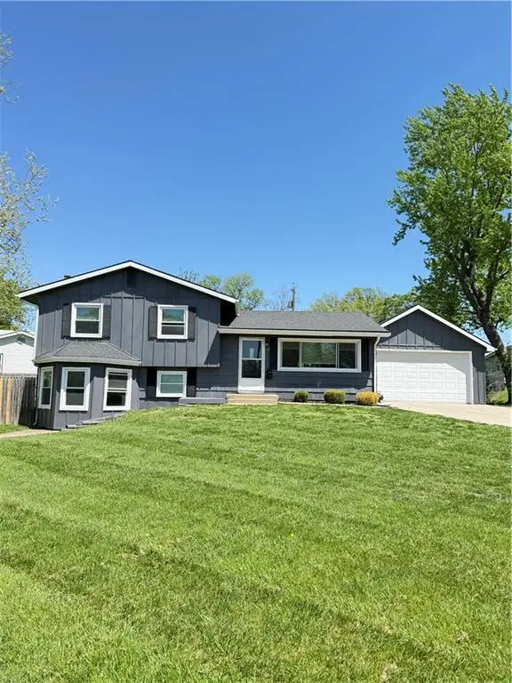 604 NW Carroll Drive, Lee's Summit, MO 64063