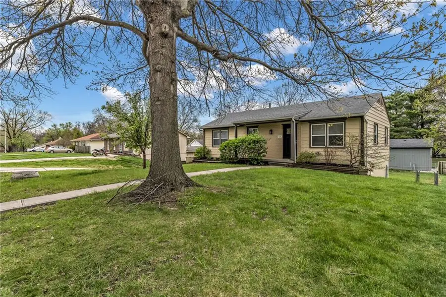 7528 N Tracy Avenue, Gladstone, MO 64118 - #2