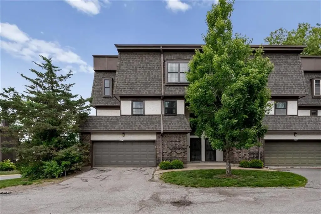 10249 Cedarbrooke Lane, Kansas City, MO 64131 - #1