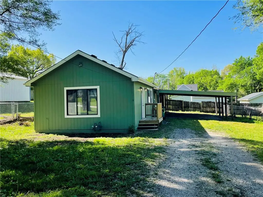 602 E Eisenhower Road, Lansing, KS 66043 - #1