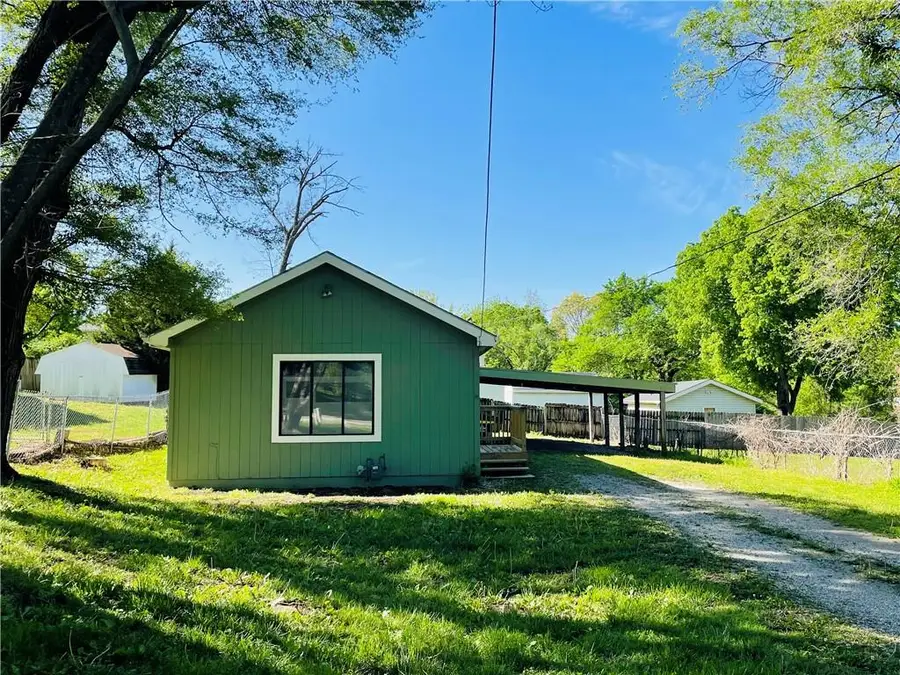 602 E Eisenhower Road, Lansing, KS 66043 - #2