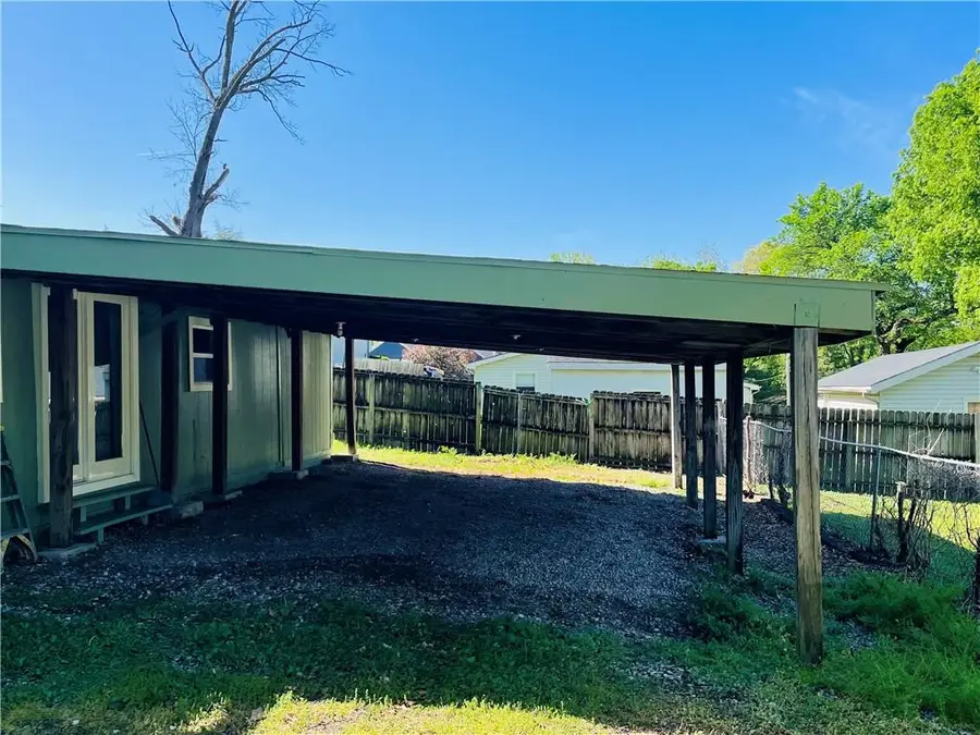 602 E Eisenhower Road, Lansing, KS 66043 - #3