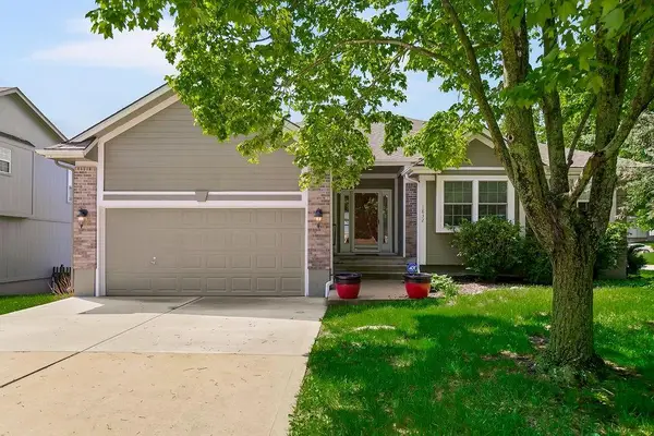 1832 NE Stonewood Drive, Lee's Summit, MO 64086