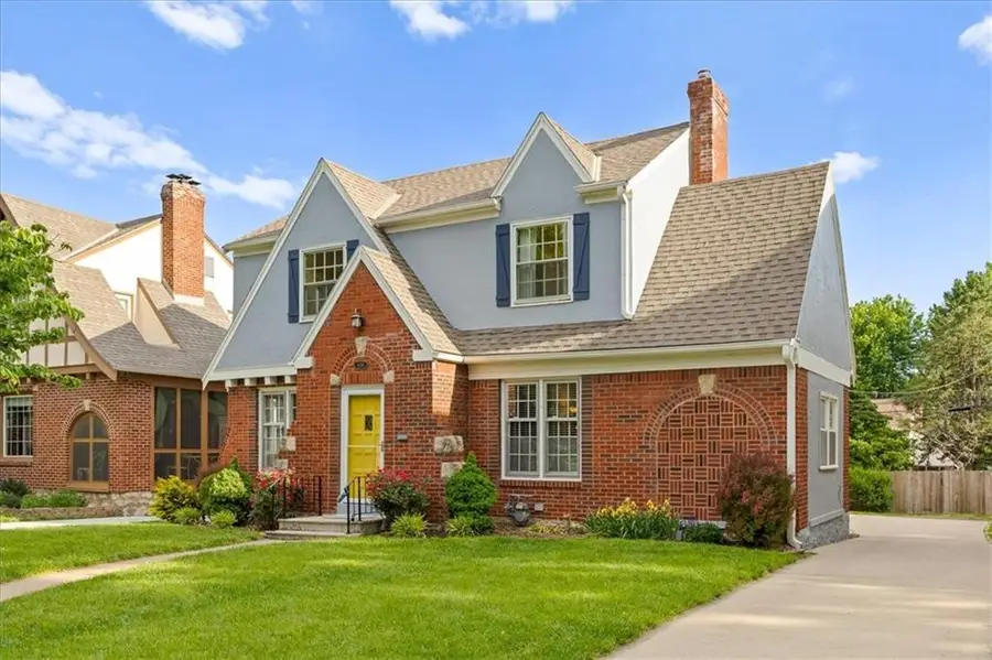 636 E 74th Street, Kansas City, MO 64131 - #2