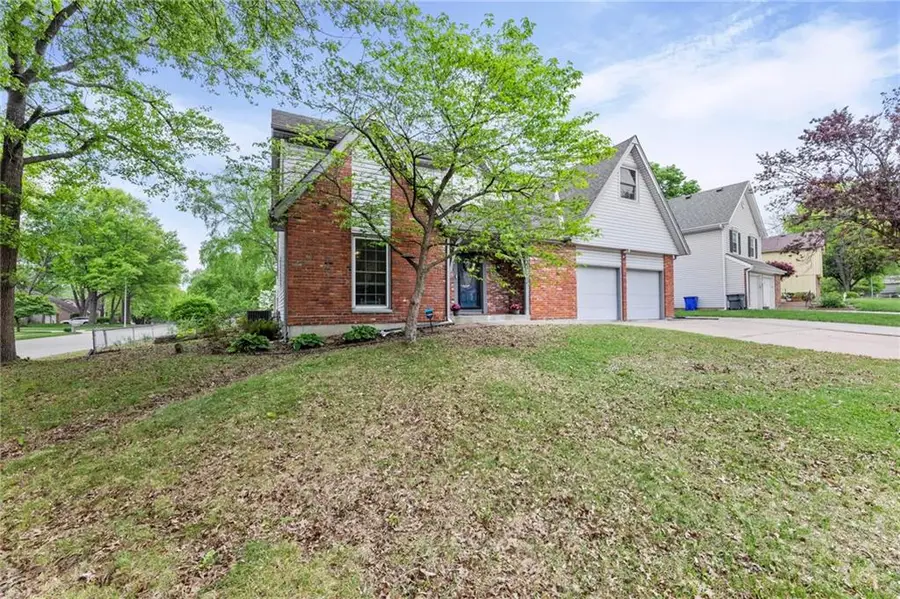 14421 S Cottonwood Drive, Olathe, KS 66062 - #2