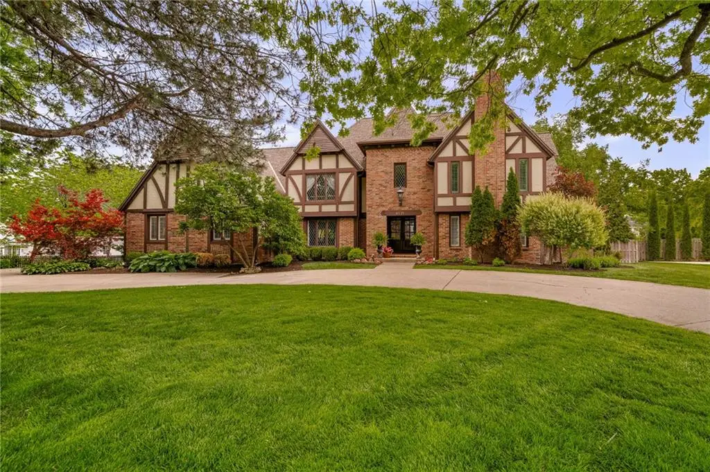 8525 Briar Lane, Prairie Village, KS 66207 - #1