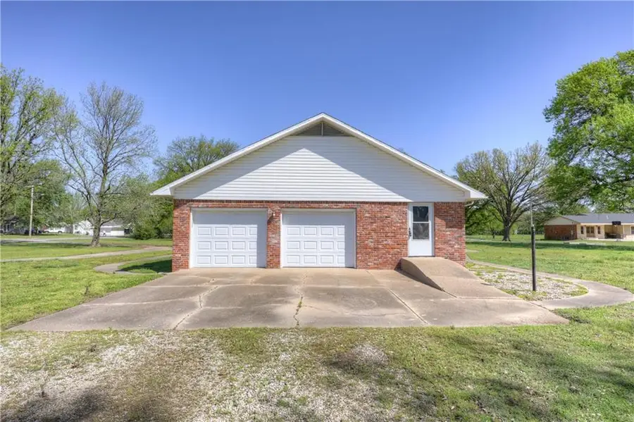 710 S Vermont Avenue, Columbus, KS 66725 - #3