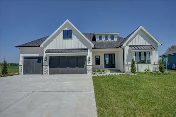 10 Red Fox Circle, Lake Winnebago, MO 64034